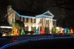 TN_Graceland-Christmas-exterior-mansion-lights_USTours--